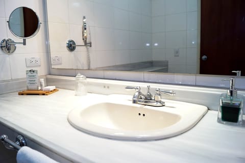 Superior Double Room | Bathroom | Shower, rainfall showerhead, free toiletries, hair dryer