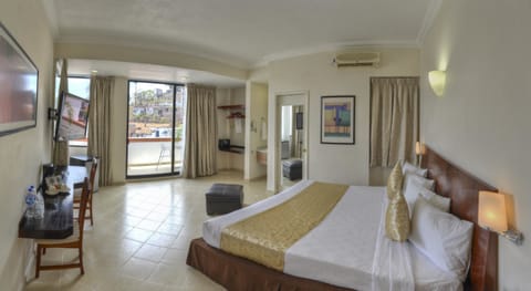 Suite, 1 King Bed, Balcony | Iron/ironing board, rollaway beds, free WiFi, bed sheets