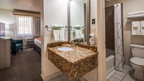 Business Suite, 1 King Bed, Non Smoking, Refrigerator & Microwave | Bathroom | Combined shower/tub, free toiletries, hair dryer, towels