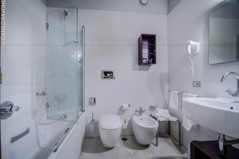 Combined shower/tub, free toiletries, hair dryer, bidet