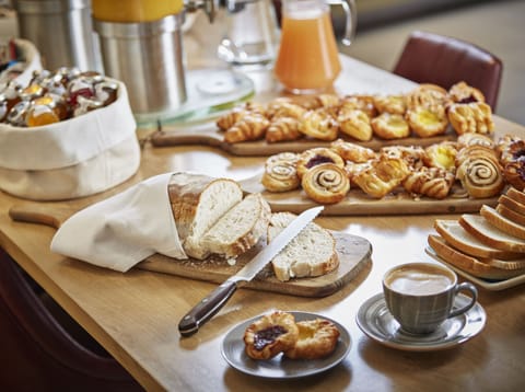 Daily full breakfast (GBP 11.95 per person)