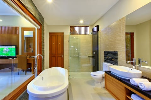 Premier Suite, 1 Bedroom | Bathroom | Free toiletries, hair dryer, slippers, bidet
