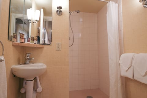 Superior Room, 1 King Bed with Sofa bed | Bathroom | Eco-friendly toiletries, hair dryer, towels