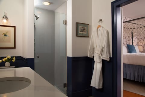 Tavern Room, 1 Queen Bed | Bathroom | Free toiletries, hair dryer, towels