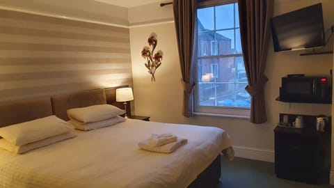 Double Room, 1 King Bed | Individually decorated, desk, iron/ironing board, free WiFi