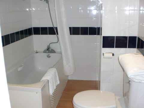 Combined shower/tub, hair dryer, towels