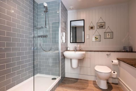 Classic Double Room | Bathroom | Combined shower/tub, free toiletries, hair dryer, towels