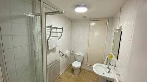 Basic Suite, Ensuite | Bathroom | Free toiletries, towels