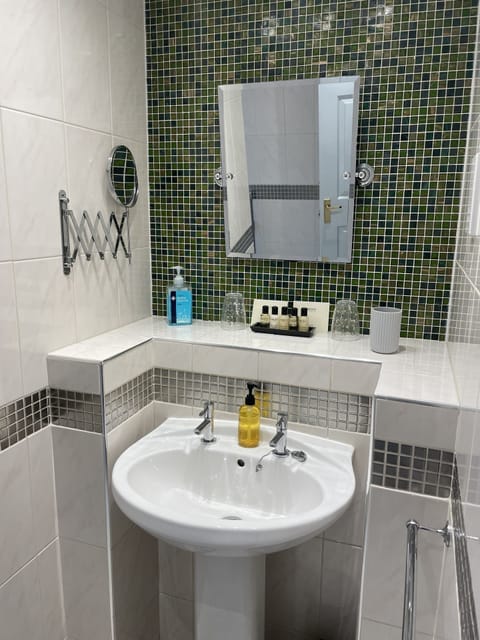 Suite | Bathroom | Free toiletries, hair dryer, bathrobes, slippers