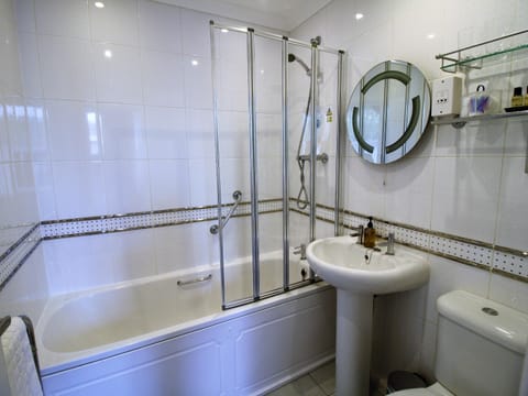 Deluxe Double Room | Bathroom | Free toiletries, hair dryer, bathrobes, slippers