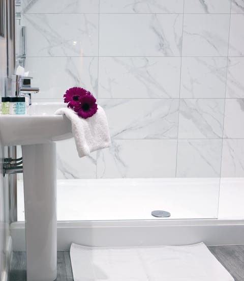 Superior Sea View Room | Bathroom | Shower, hair dryer, towels