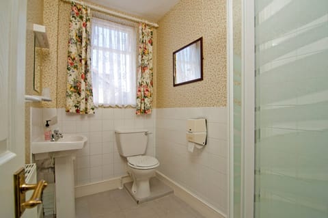 Double Room | Bathroom | Shower, free toiletries, hair dryer, towels