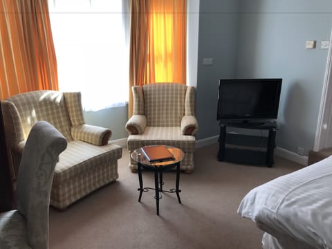 Family Room | Desk, free WiFi, bed sheets