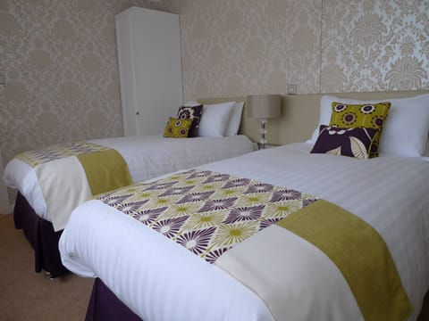 Twin Room | Desk, iron/ironing board, cribs/infant beds, free WiFi