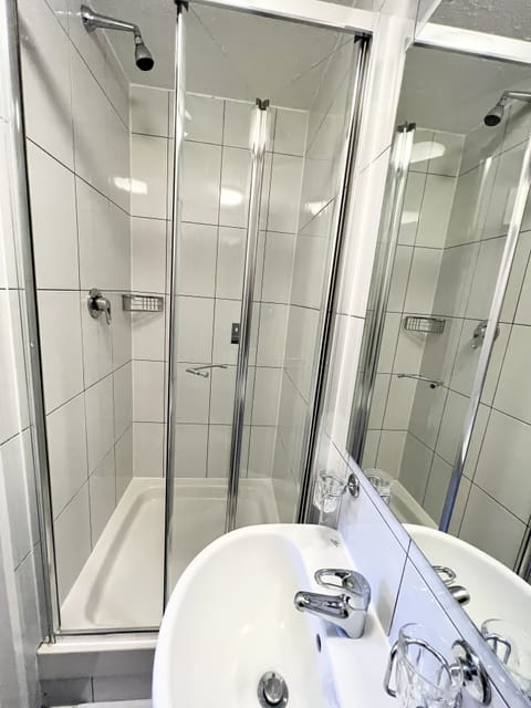 Triple Room | Bathroom | Free toiletries, hair dryer, towels