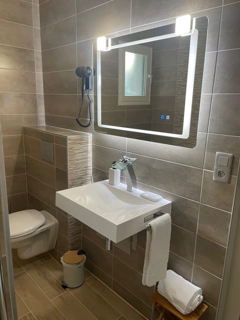 Superior Triple Room | Bathroom | Free toiletries, hair dryer, towels