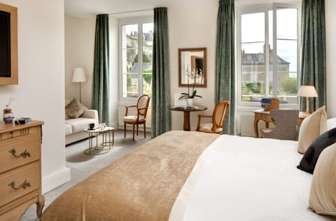 Privilege Room (Manoir 1st French Floor) | Egyptian cotton sheets, premium bedding, minibar, in-room safe