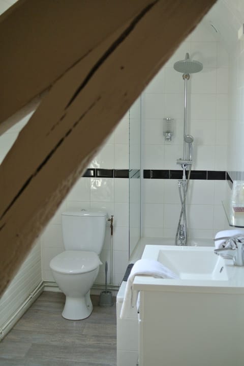 Single Room | Bathroom | Free toiletries, hair dryer, towels