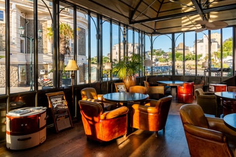 Piano bar
