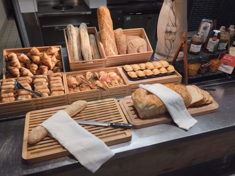Daily buffet breakfast for a fee