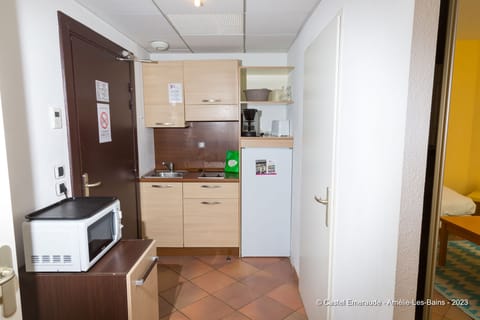 Appartement confort sans balcon PMR | Private kitchen | Fridge, microwave, stovetop, cookware/dishes/utensils