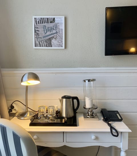 Chambre Double Confort | Minibar, in-room safe, desk, blackout drapes