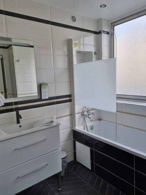 Superior Double Room | Bathroom | Hair dryer, towels