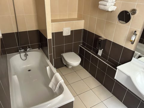 City Single Room | Bathroom | Hair dryer, towels