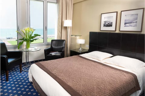 Double Room, Sea View | Minibar, in-room safe, desk, blackout drapes