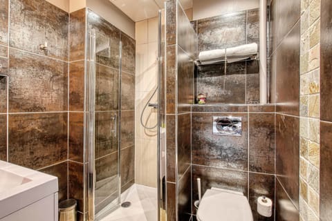 Comfort Double Room | Bathroom | Free toiletries, hair dryer, towels