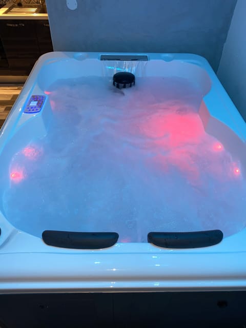 Apartment (jacuzzi) | Private spa tub