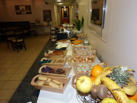 Daily cooked-to-order breakfast (EUR 10 per person)