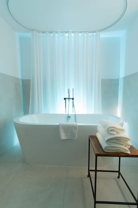 Deep soaking bathtub