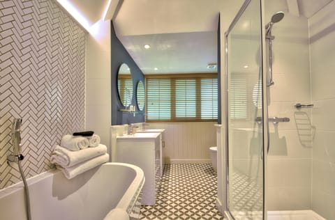 Cosy Classic | Bathroom | Combined shower/tub, free toiletries, hair dryer, towels