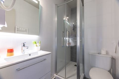 Chambre Cosy | Bathroom | Bathtub, free toiletries, hair dryer, towels