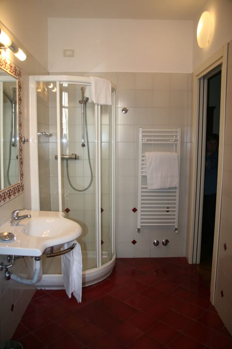 Standard Double or Twin Room | Bathroom | Shower, free toiletries, hair dryer, bidet