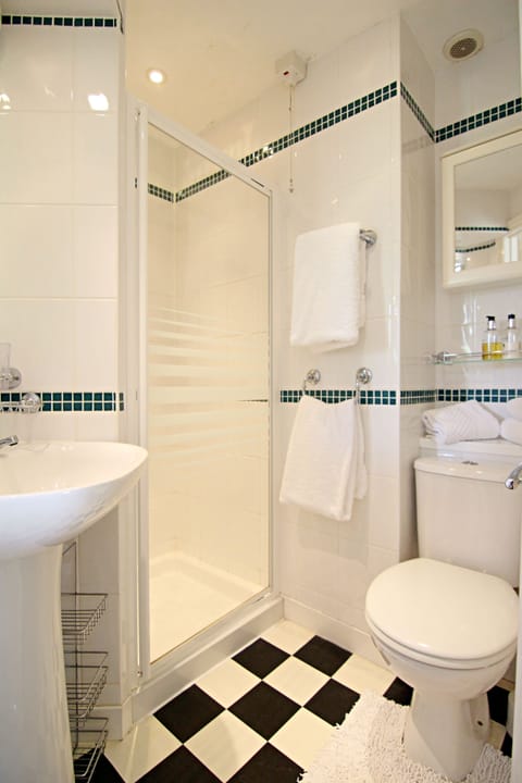 Standard Double Room, Ensuite | Bathroom | Shower, free toiletries, hair dryer, towels