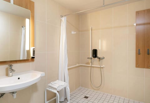 Double Room, 1 Queen Bed, Mobility Accessible, Non Smoking | Bathroom | Shower, hair dryer, towels