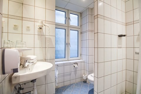 Standard Triple Room, Private Bathroom (Single Beds) | Desk, iron/ironing board, free WiFi, bed sheets