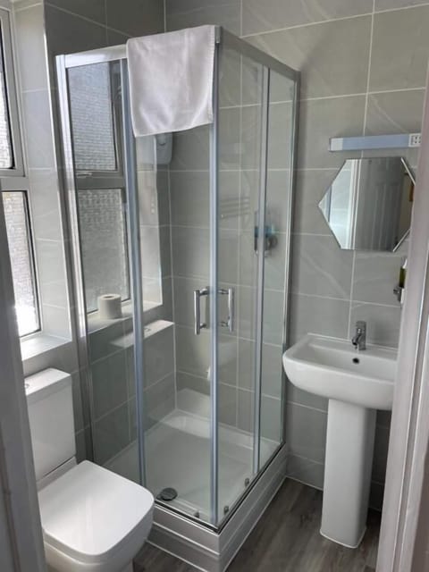 Double Room, Ensuite | Bathroom | Combined shower/tub, free toiletries, hair dryer, towels