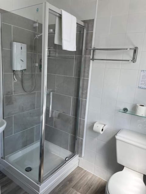 Double Room, Ensuite | Bathroom | Combined shower/tub, free toiletries, hair dryer, towels