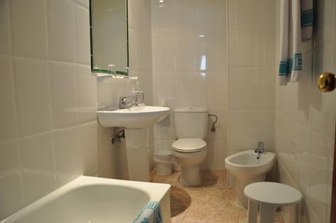 Combined shower/tub, free toiletries, bidet, towels