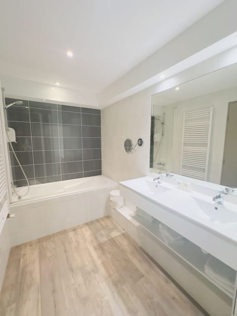 Suite | Bathroom | Shower, hair dryer, slippers, towels