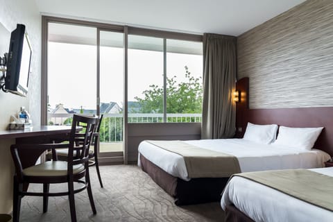 Standard Triple Room | Desk, laptop workspace, soundproofing, free WiFi