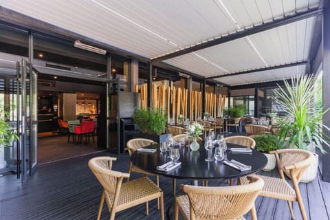 Lunch and dinner served, French cuisine