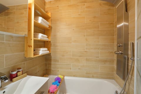 Duplex, Balcony | Bathroom | Combined shower/tub, eco-friendly toiletries, hair dryer, towels