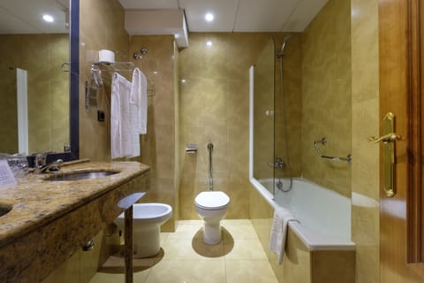 Double Room (2 Single Beds,Interior Patio View) | Bathroom | Combined shower/tub, free toiletries, bidet, towels