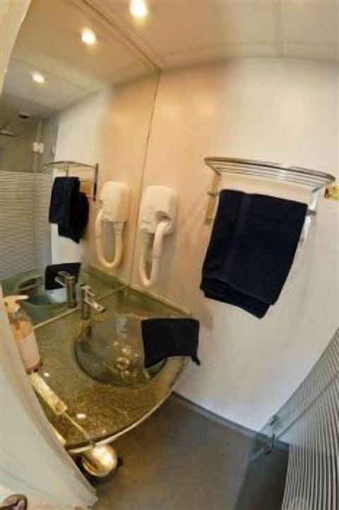 Standard Double Room | Bathroom | Shower, free toiletries, hair dryer, towels