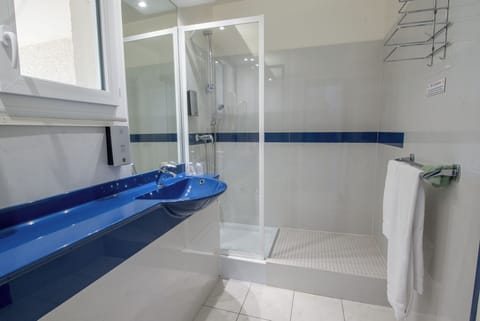 Superior Double Room | Bathroom | Towels