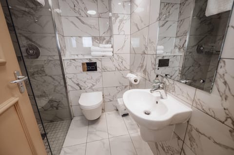 Superior Twin | Bathroom | Combined shower/tub, free toiletries, hair dryer, towels